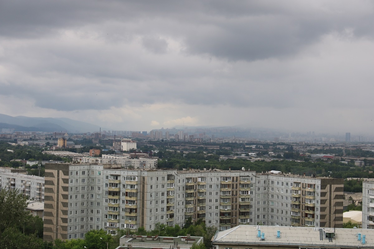 Здесь небо над Красноярском так похоже на небо Владивостока в сезон дождей!