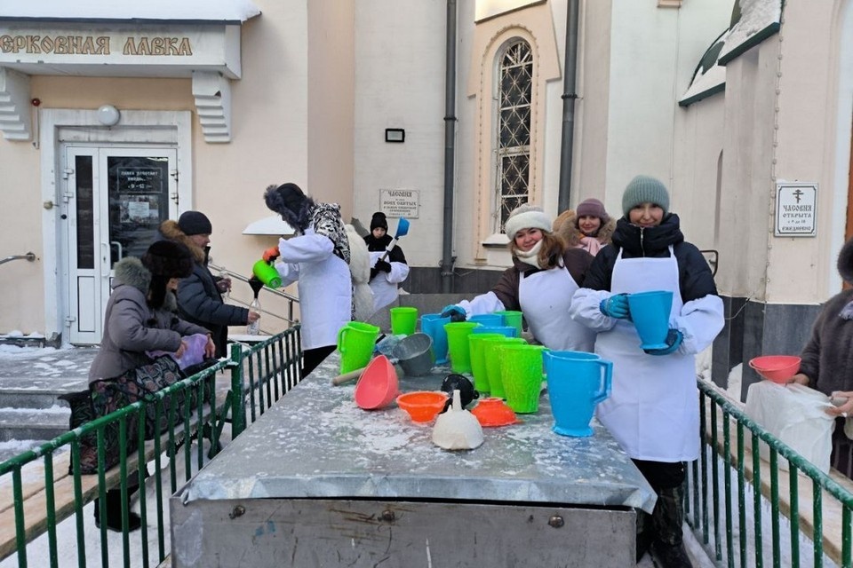    В Новосибирске у Вознесенского кафедрального собора за 3,5 часа раздали 6 тонн святой воды. Никита МАНЬКО