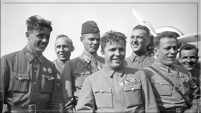 Всё детство Гриша мечтал стать агрономом и поступил в землеустроительный техникум.