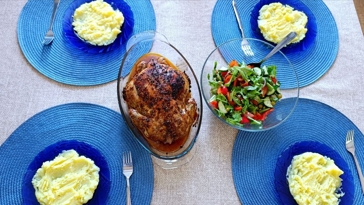 Воскресный обед для семьи: ем вместе со всеми ту же еду, лишь пюре положила поменьше, а салата побольше, у курицы взяла грудку