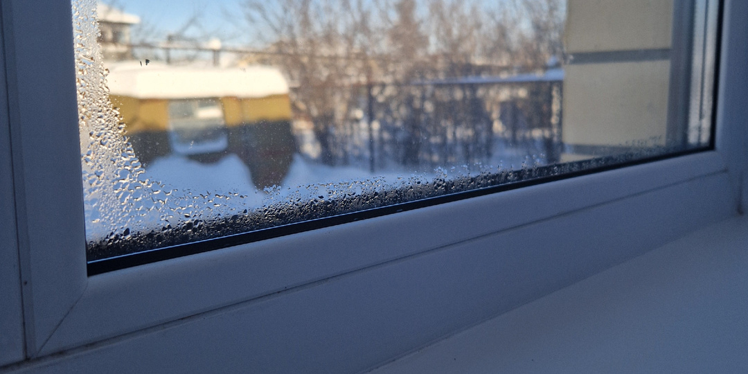 ❄️ Почему окна «плачут» зимой? Простая физика и лайфхак для сухих стёкол