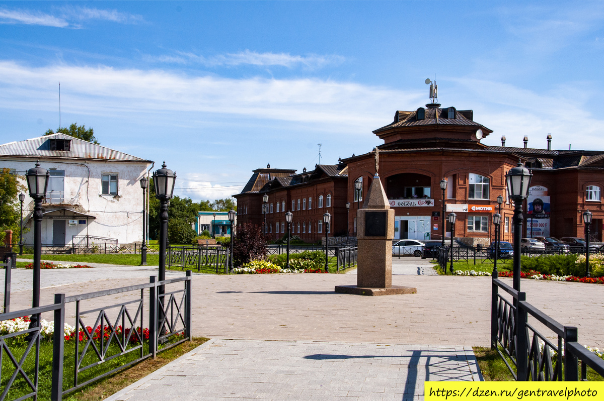 Осмотр начинаем с центральной площади города — в центре стела, установленная в честь четырёхсотлетия города, за ней недавно построенная гостиница "Соболь". Отмечу, что современное здание гостиницы хорошо вписалось в старую застройку.