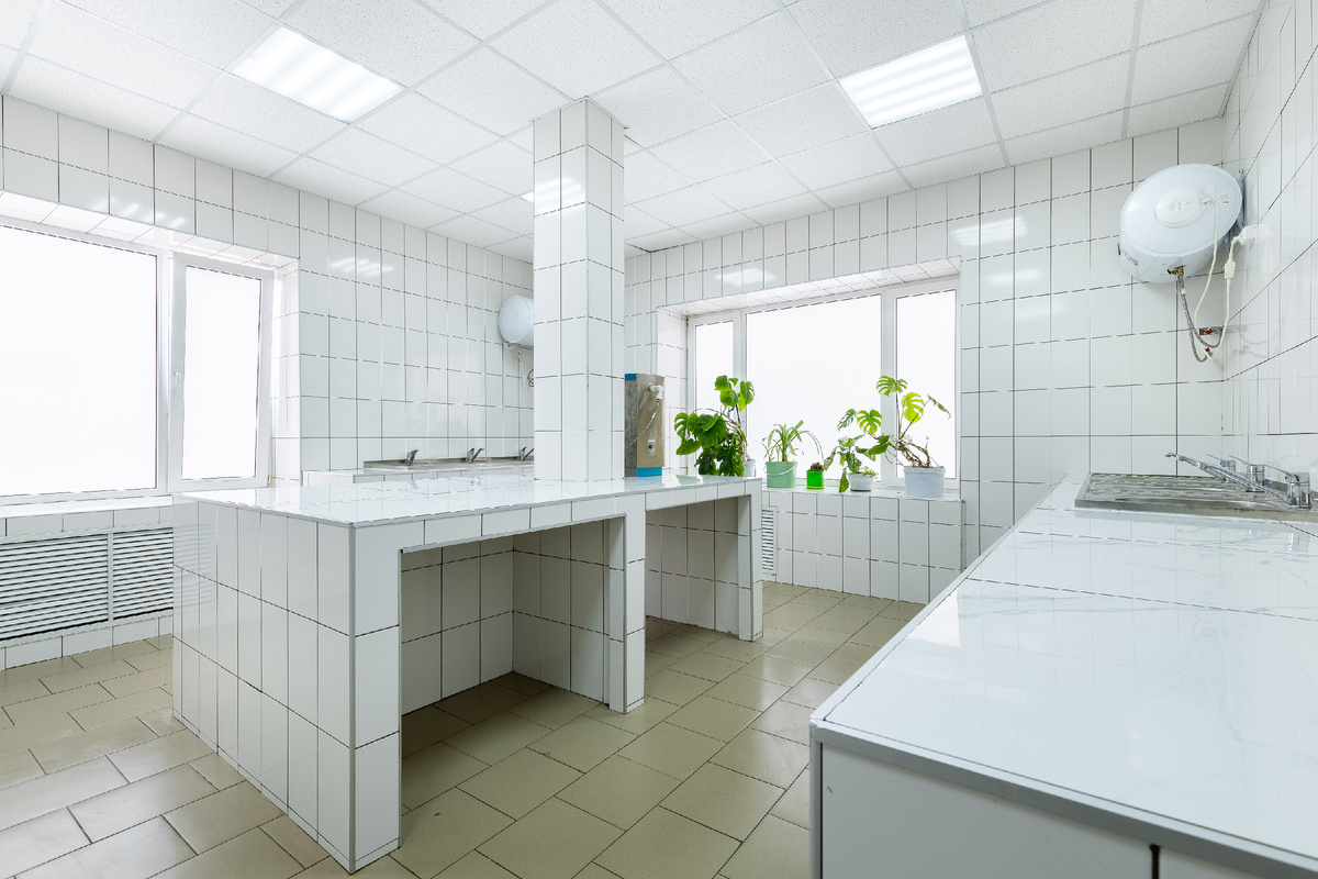 Источник: yuthostel.ru/Общежитие "УЮТ", СПБ, ул. Уральская 12.  Оснащенные кухни 