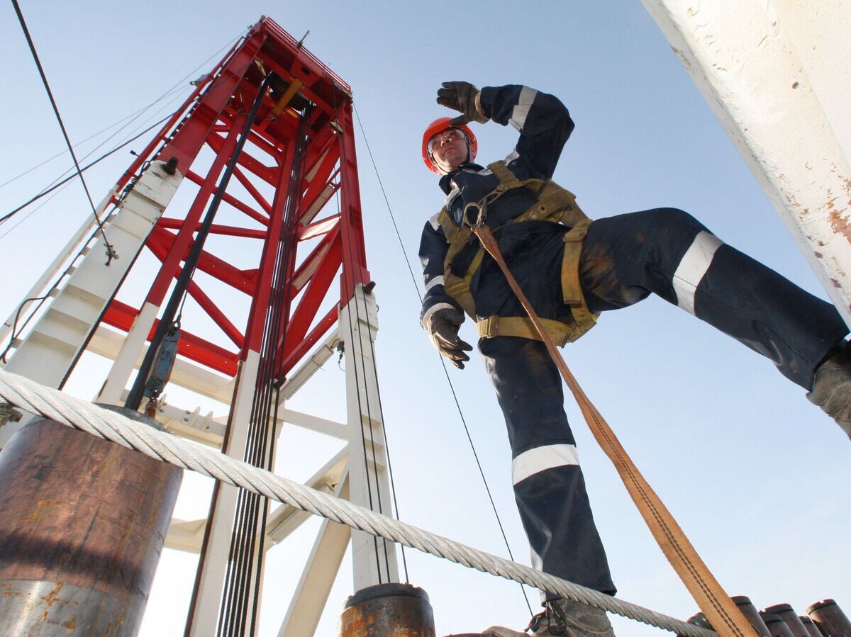    Работа передвижной буровой установки шагающего типа "Ермак"© РИА Новости . Игорь Зарембо