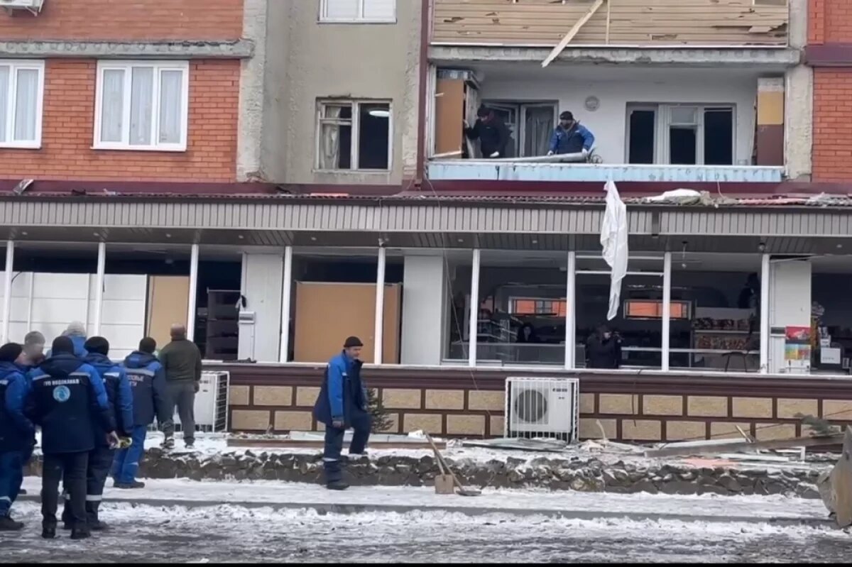    В Осетии приступили к ремонту кровли и рам в доме, куда упали обломки БПЛА