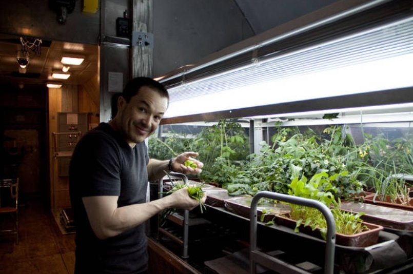 Фото 1. Работа в оранжерее экспериментального комплекса MARS500.