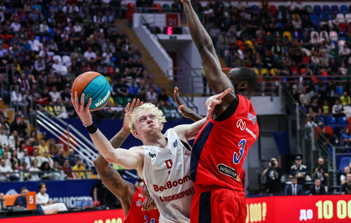    Даниил Касаткин (в центре)  Александр Щербак/ТАСС