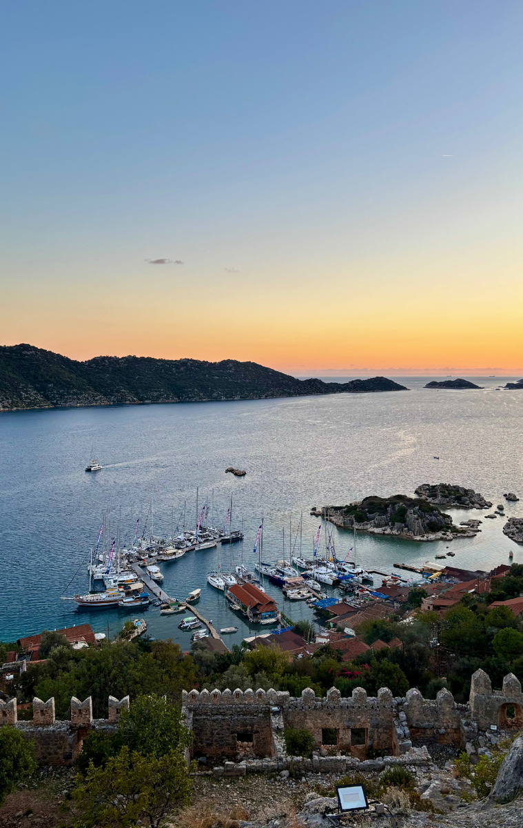 Вон там внизу среди прочих и моя яхта, мы высадились на берег рано утром и отправились наверх, чтобы полюбоваться окрестностями со стен крепости Симена