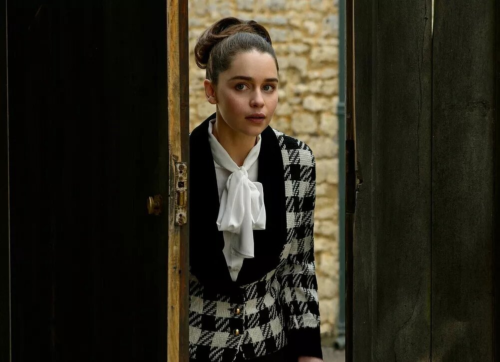    Эмилия Кларк сломала ребро во время съемок интимных сцен