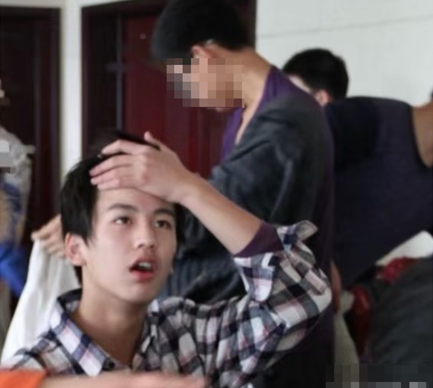 Школьная фотография Чжан Линхэ.