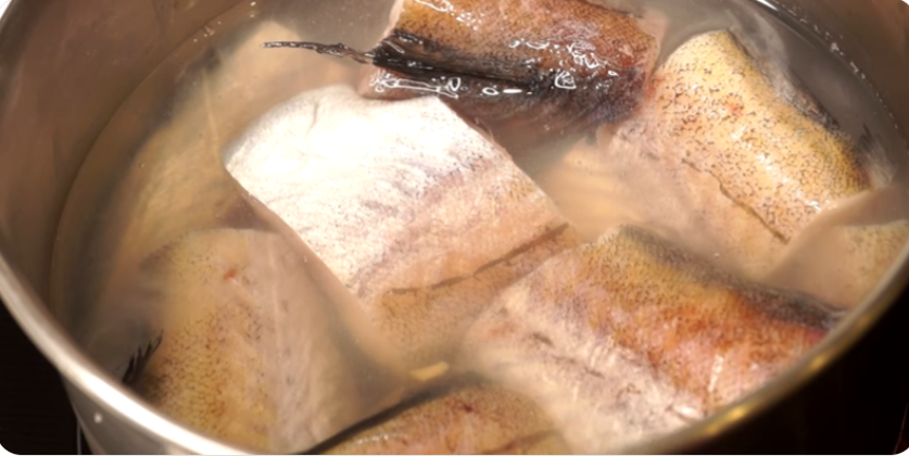 Отварила Минтай в рассоле от огурцов, родные думают крабовое мясо, подмены никто не замечает: салат "Рыбная загадка"...