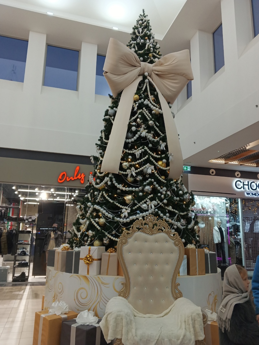 Ёлка в одном из холлов. Фото Галины Малышевой.