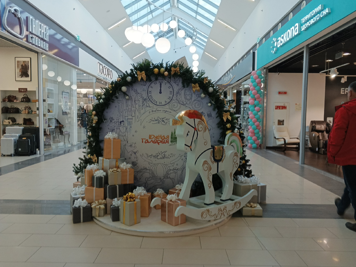 Украшение на входе в галерею с огромными окнами вместо крыши. Фото Галины Малышевой.