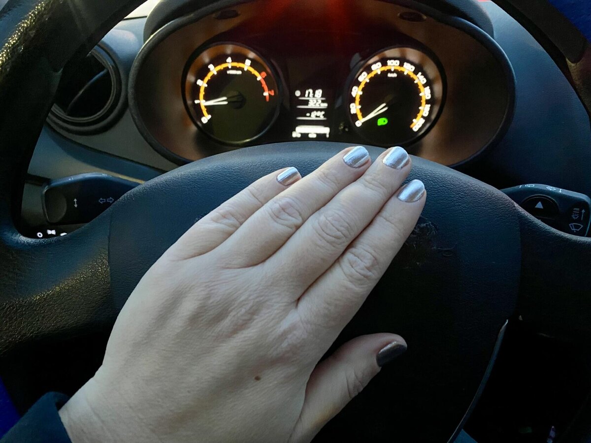 Лучше похвастаюсь маникюром в цвет машины ))