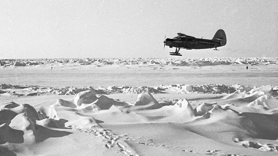 Самолет Ан-2 в небе над Арктикой.