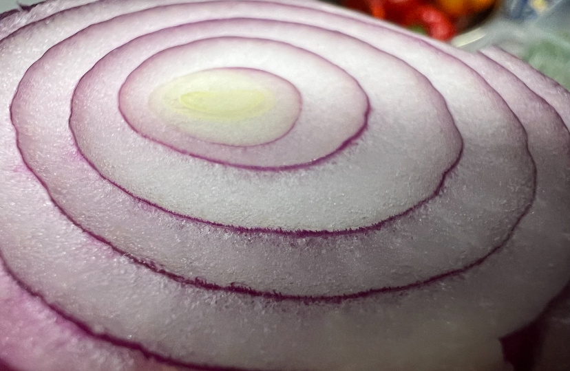 Почему лук вызывает слезы: летучие соединения и их воздействие. И как не плакать при нарезке лука