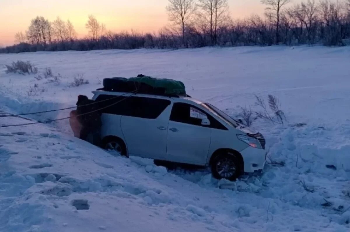    В тяжелых погодных условиях на Алтае микроавтобус слетел с дороги