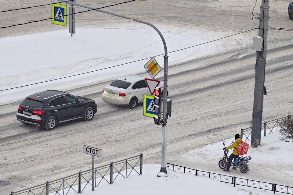    В Ростове нашли водителя Mazda который парковался на пешеходном переходе. Алексей БУЛАТОВ