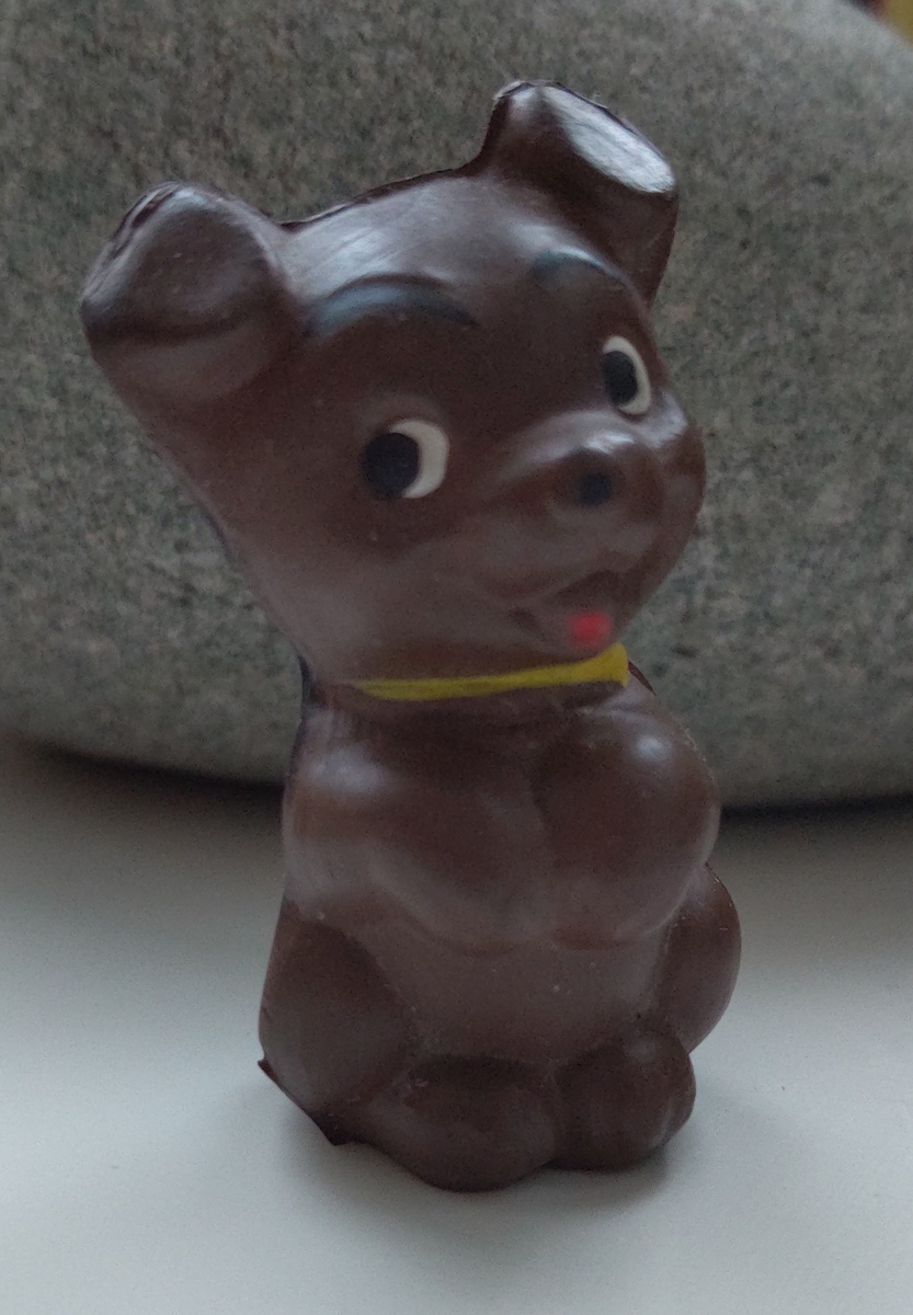 Счастливый пёсик Фифи, сделанный из резины.