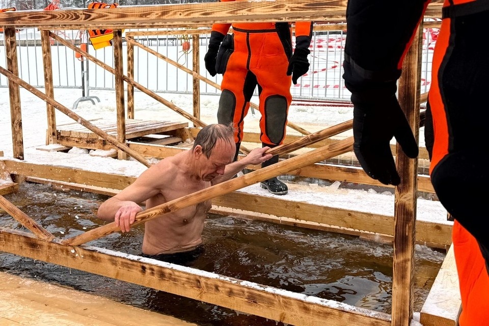    64 процента опрошенных новосибирцев заявили, что никогда не окунались в прорубь на Крещение. Андрей АБРАМОВ