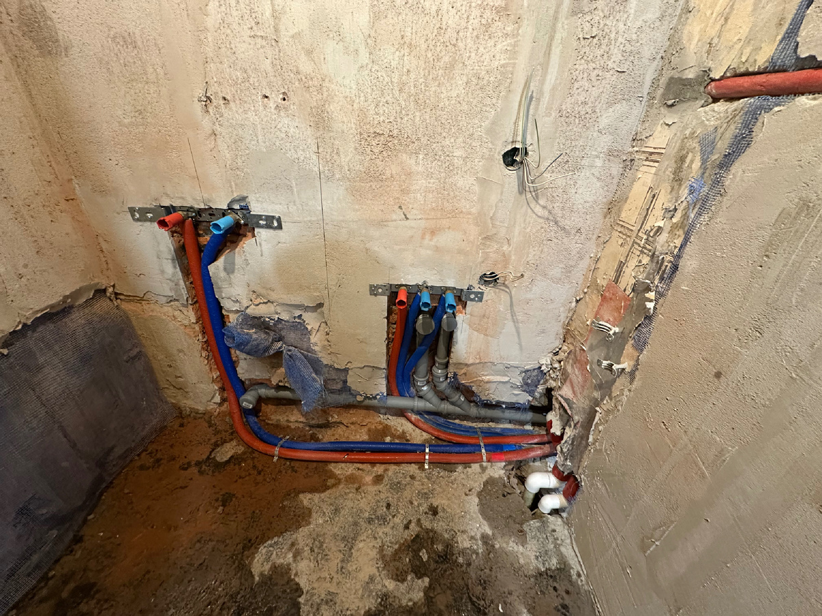 Ванна и подвесная раковина над стиральной машиной