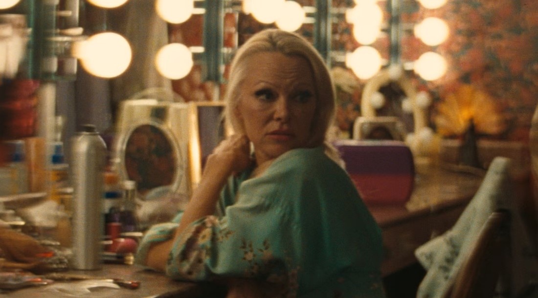     Памела Андерсон, кадр из фильма «Шоугерл» (2024)