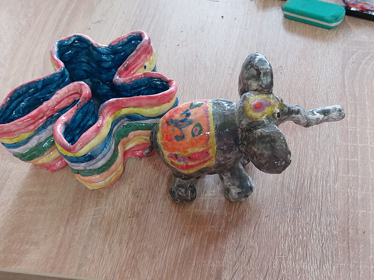 Стакан из жгутиков и слон-погремушка.