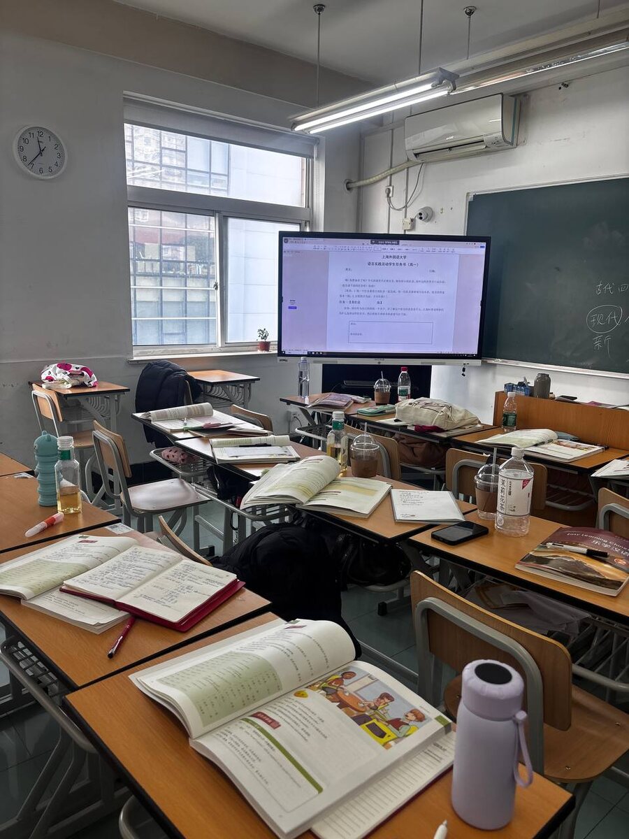 В университете. Листайте вправо, там есть еще фото.