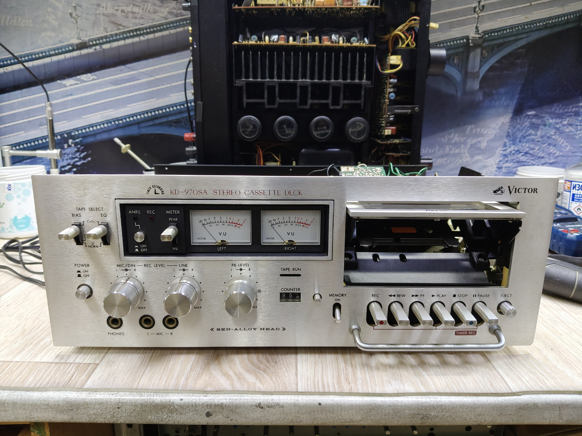 Кассетная дека Victor KD-970. Фото из моей мастерской.