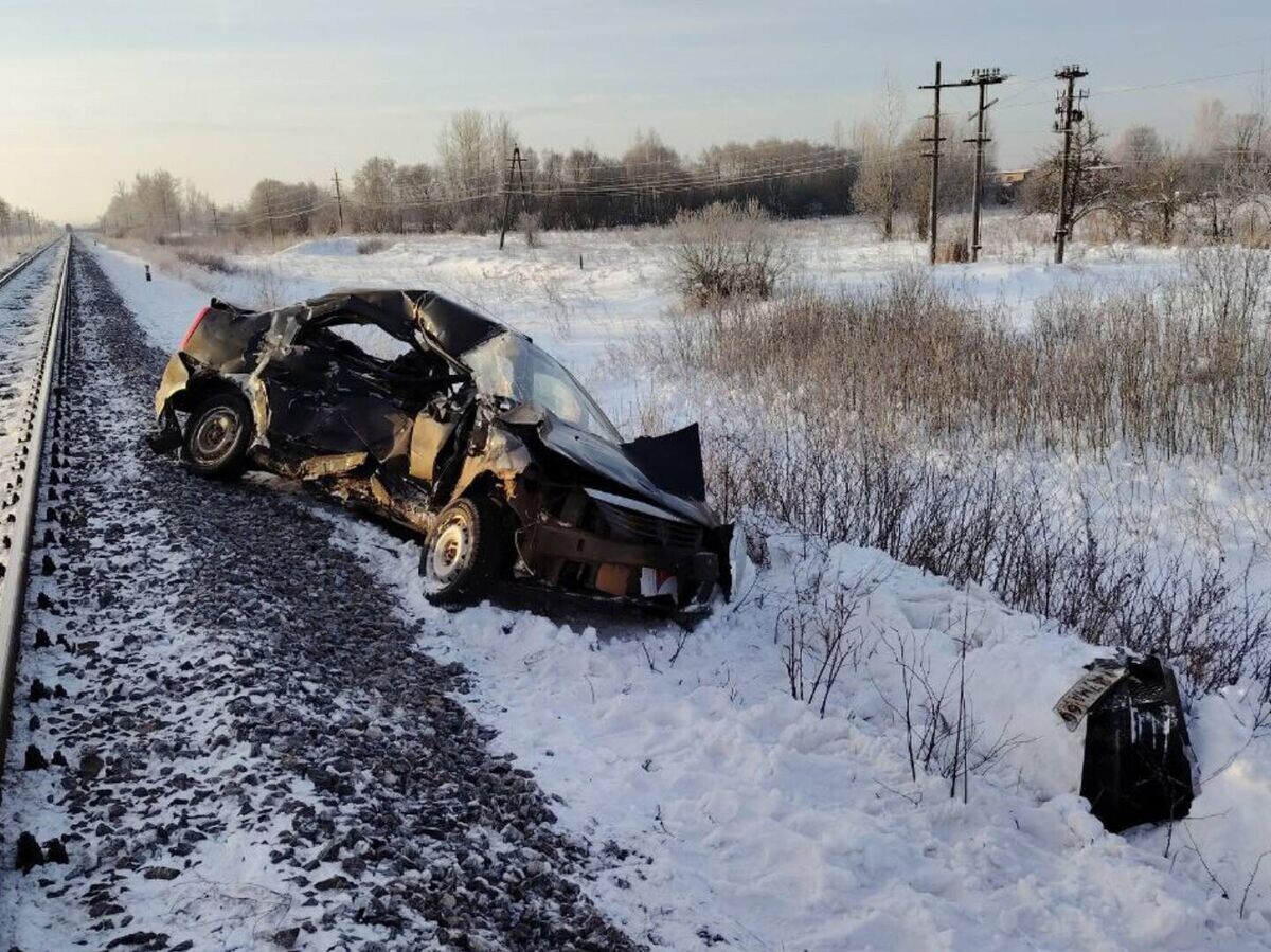    Последствия столкновения автомобиля и грузового поезда на железнодорожном переезде в Псковской области | © Фото : МЧС Псковской области/Telegram