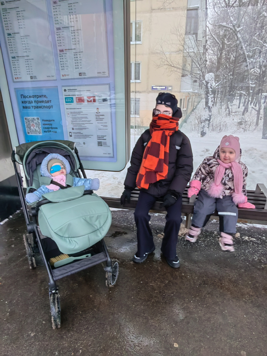 Ожидаем автобус в поликлинику. На улице - 14. Это самый холодный день в январе, что придало экстриму нашему походу.