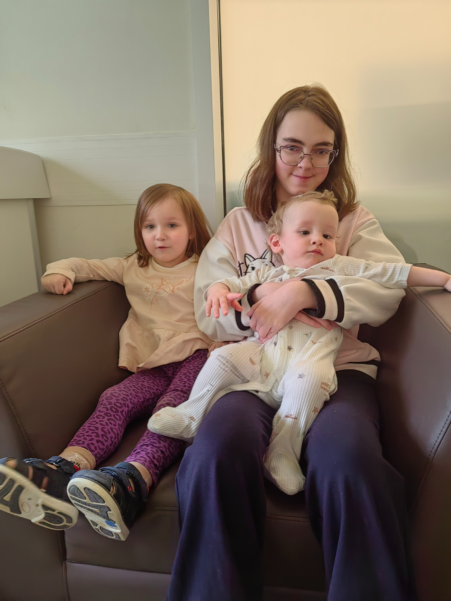 После всех врачей зашли в комнату матери и ребенка, чтобы покушать.