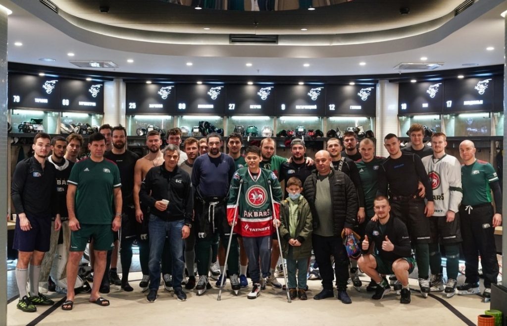 Карим с игроками "Ак Барса"