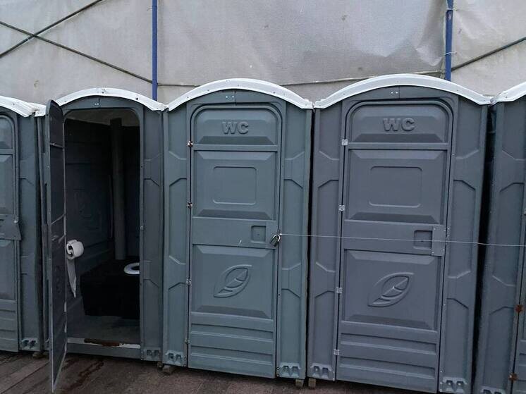     Также будет продлён режим работы стационарных общественных туалетов. Фото: архив МК в Питере