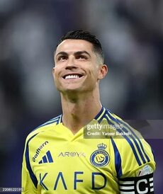 Криштиану Роналду
Достижения. Пятикратный победитель Лиги чемпионов, чемпион Европы, победитель Лиги наций УЕФА. Обладатель пяти «Золотых мячей» и четырёх «Золотых бутс», рекордсмен по голам за сборную и в еврокубках. В 2024 году стал первым в истории игроком, оформившим 900 мячей в официальных матчах.
Черты стиля игры. Высокая скорость, технические навыки элитного уровня, эффективный дриблинг. Один из самых популярных финтов — проброс мяча скрещиванием ног с резкой сменой направления движения.
