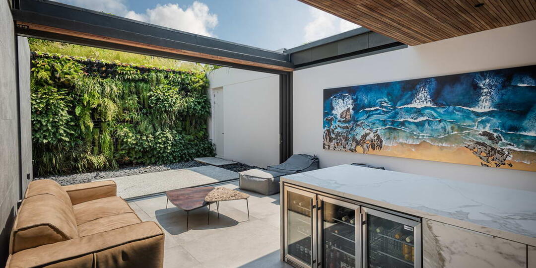 Дом с двором, зелёной крышей и линейным бассейном