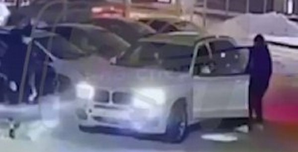 Хоккеисты "Трактора" снесли ворота. Фото с камер видеонаблюдения, Mash