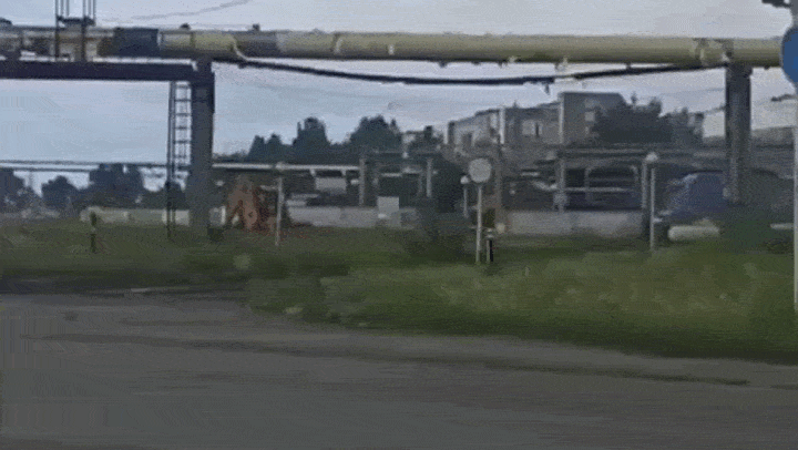    Неизвестная бронемашина на танковом шасси, снятая видеорегистратором случайного водителя, июль 2024 года. Источник: ТГ-канал "Военный Осведомитель".