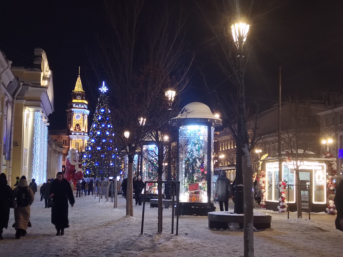 Елочка от ВТБ у Гостиного двора, башня Городской думы на углу Невского и Думской