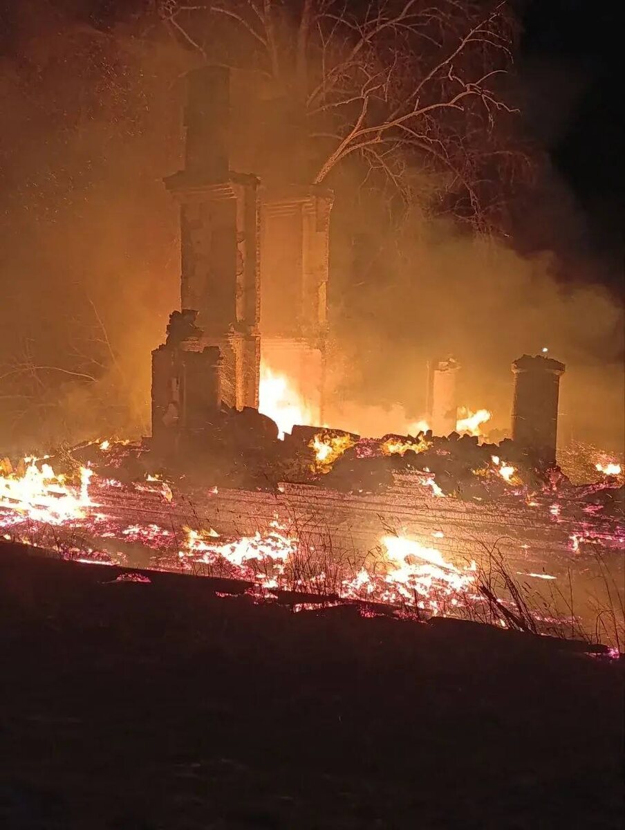    Двухэтажный дом полностью сгорел в Муезерском районе © Госкомитет Карелии по безопасности