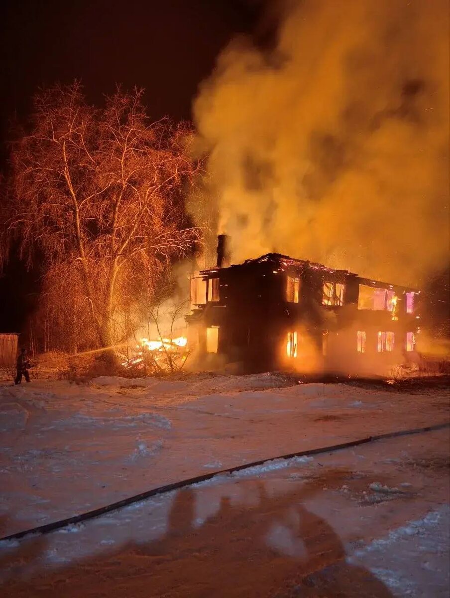    Двухэтажный дом полностью сгорел в Муезерском районе © Госкомитет Карелии по безопасности