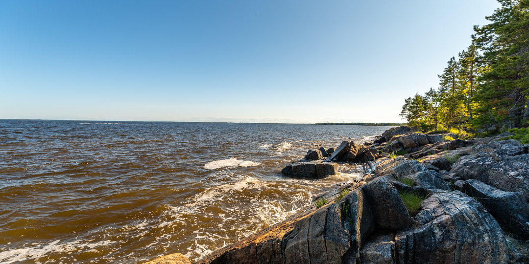 Слоистый берег Белого моря