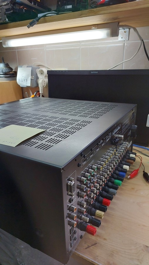 Onkyo TX-SR875 на столько огромен ,что не умещается на моём столе.