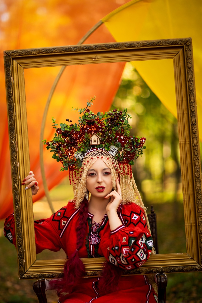 Чародейка или, можно сказать, ведьма 🔮... просто работа такая: волшебство в сфере услуг.