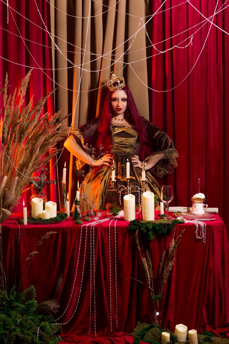 #хозяйкакоронныхдел «Корона не жмет 👑, если она вшита в ДНК по праву рождения».