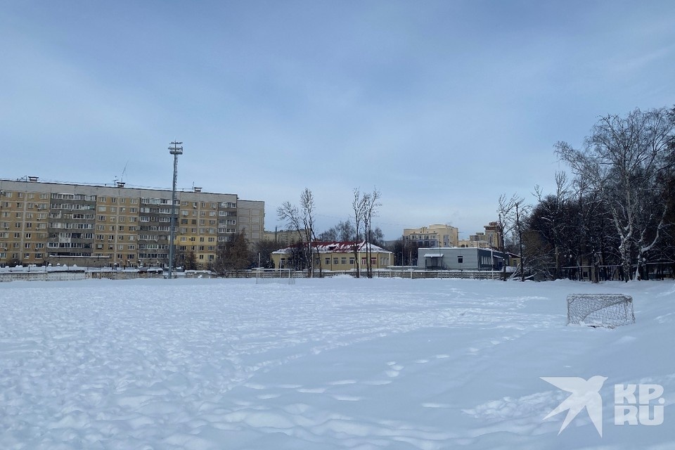    Сугробы и брошенные футбольные ворота...