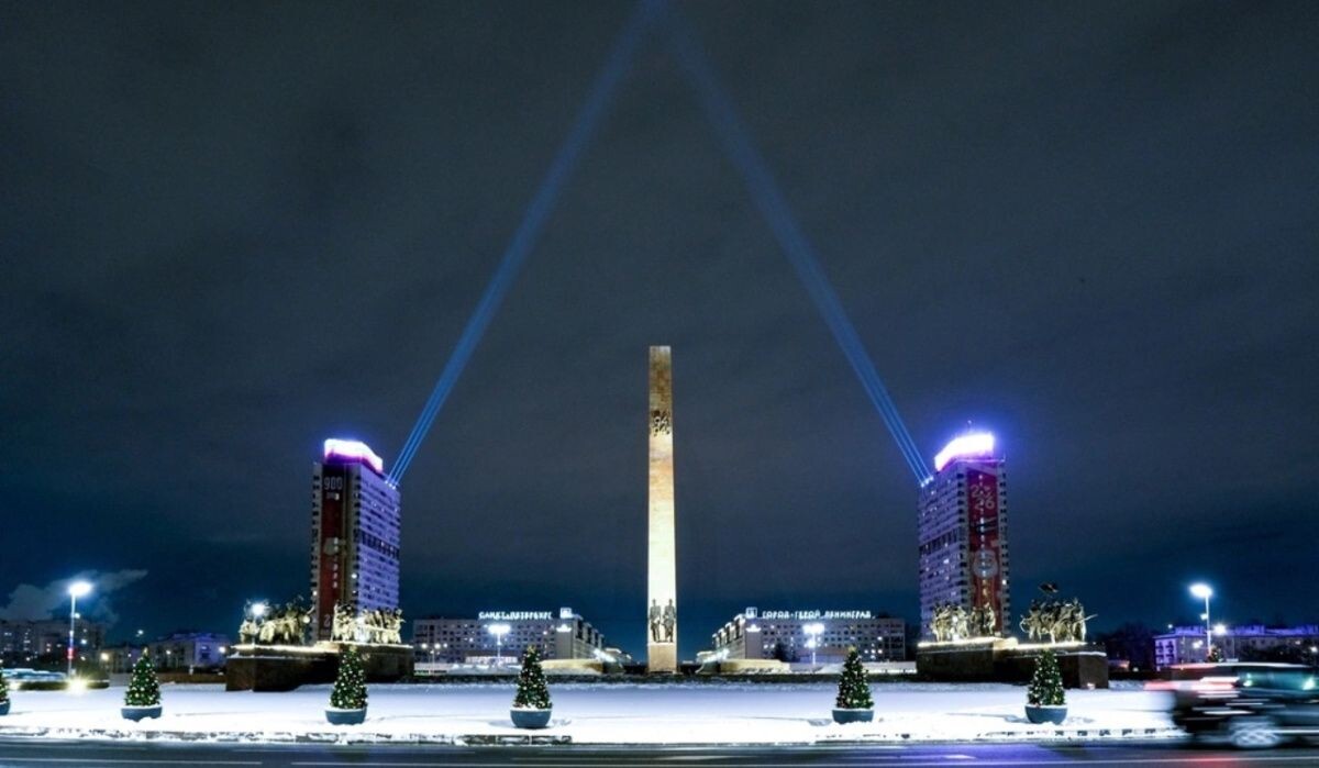     "Лучи Победы" сегодня взметнутся в небо на Московском проспекте Санкт-Петербурга. Источник: rg.ru Автор фото: Пресс-служба Смольного