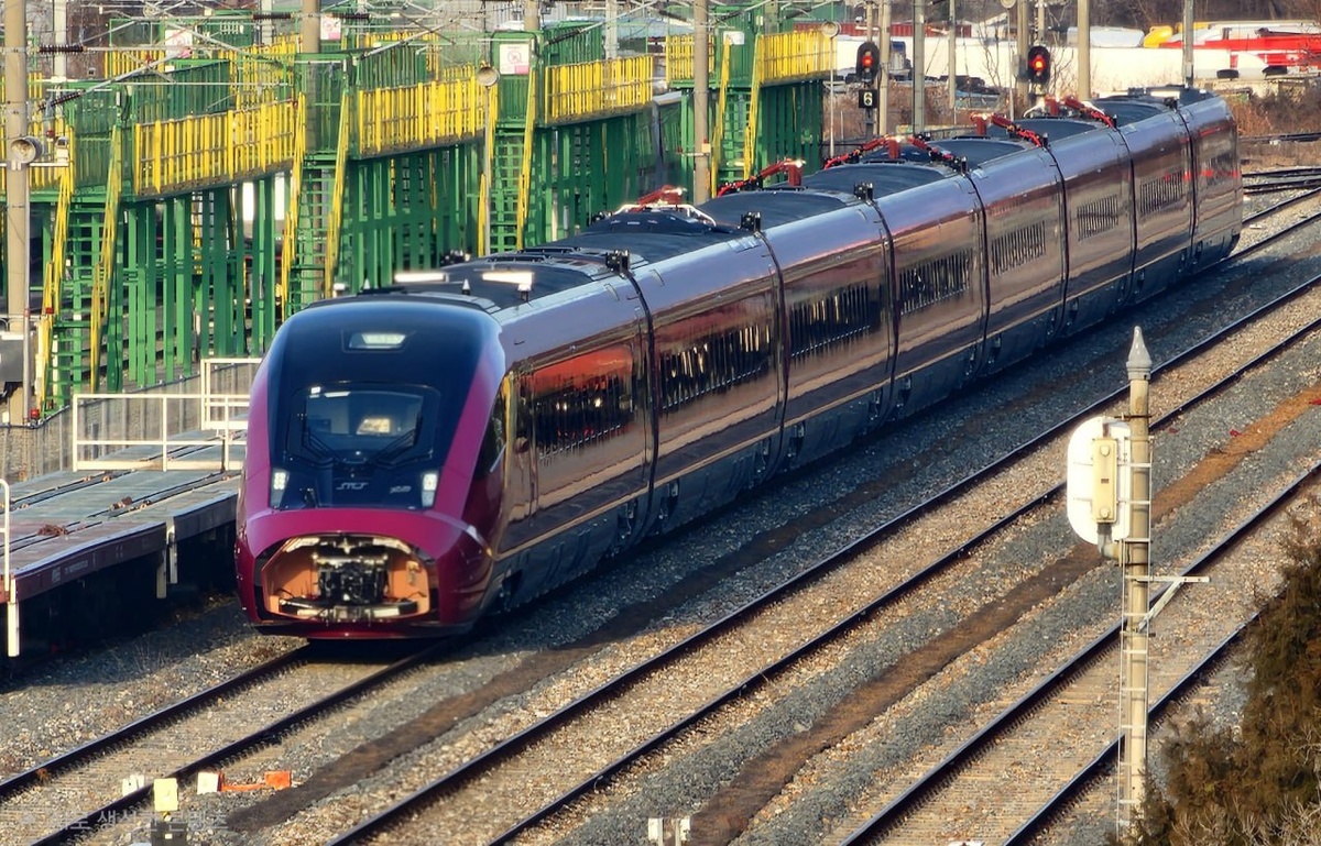  Высокоскоростной поезд EMU-320 от Hyundai Rotem в ливрее SR. Источник: 최민중