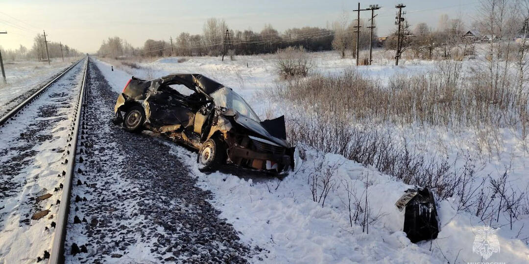 Четверо погибли при выезде авто на пути перед поездом в Псковской области