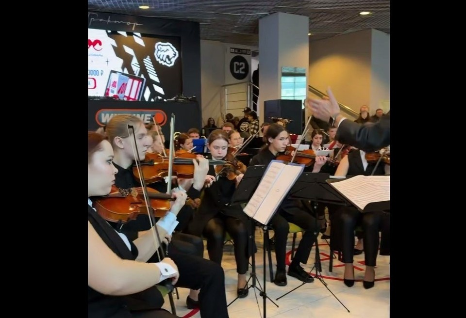    Для болельщиков исполнили классическую музыку. Фото: скрин видео t.me/hctraktor